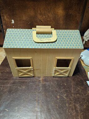 Doug & Melissa Stable with 5 schleich or papo horses